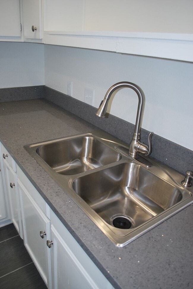 Building Photo - 822