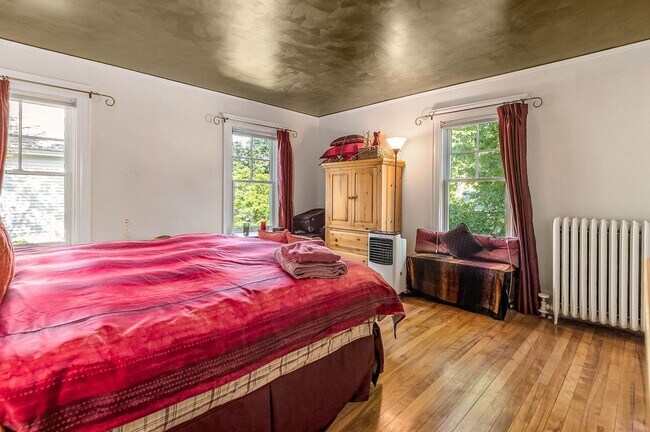 Building Photo - 160 Wibird St