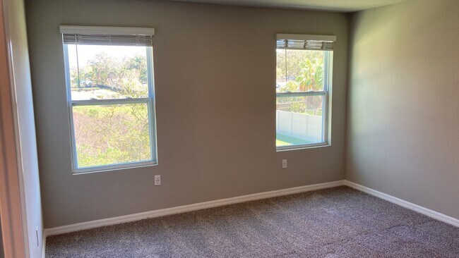 Building Photo - Like new 3 bedroom, 2.5 bathroom, 1 car ga...