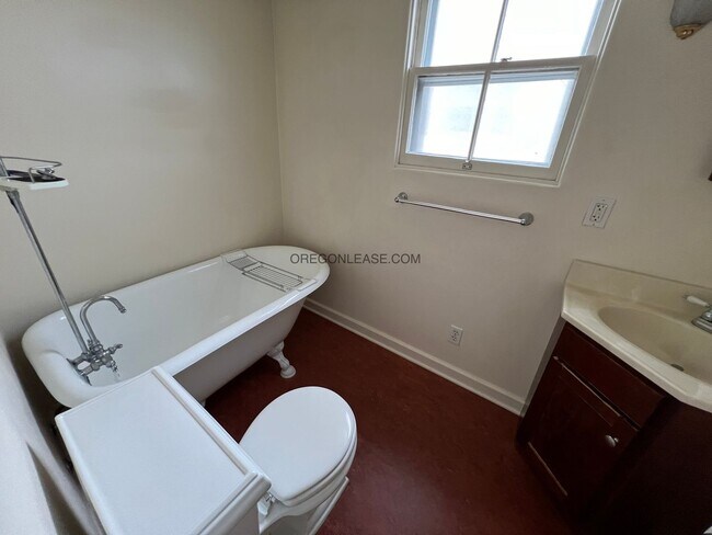 Building Photo - 2 Bedroom 2 bath downtown apartment available now