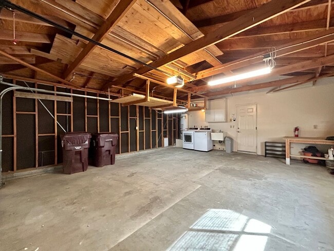 Building Photo - AVAILABLE NOW!! 3 Bedroom 2 Bathroom Home in Yucca Valley!! MOVE IN SPECIAL HALF OFF ONE MONTH'S ...