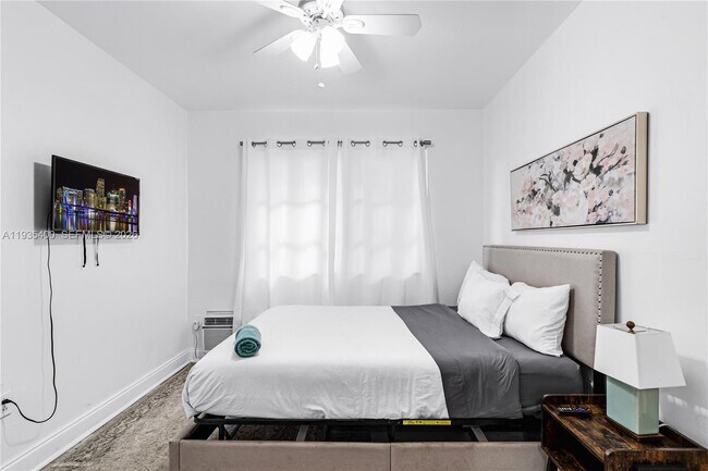 Building Photo - 977 SW 10th St