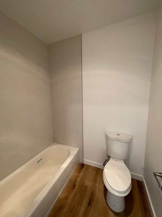 Building Photo - 2bd/1.75ba Seattle Condo