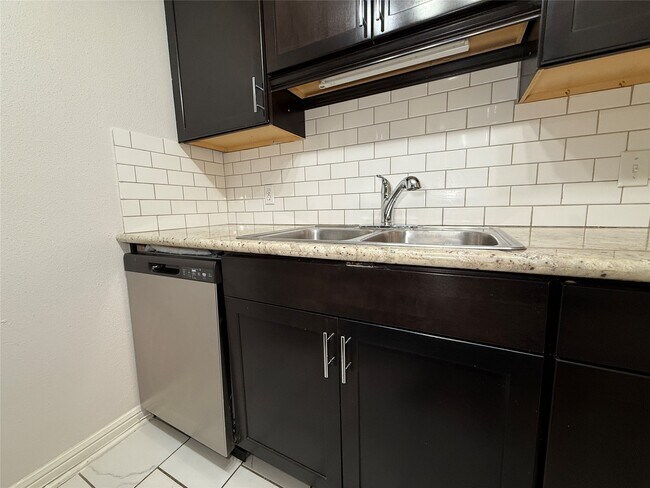 Building Photo - 2125 Augusta Dr