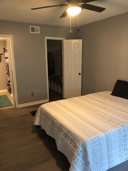Master Bedroom - 911 Camelot Dr