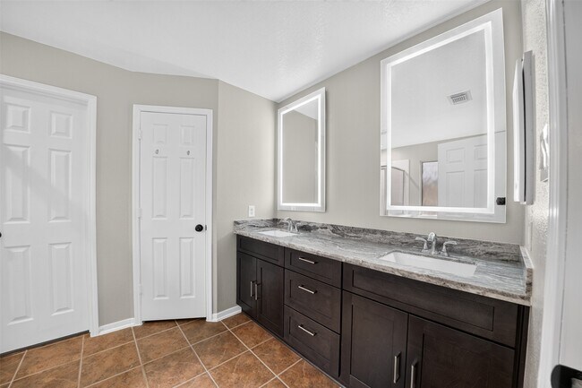 Building Photo - 15506 Fir Woods Ln