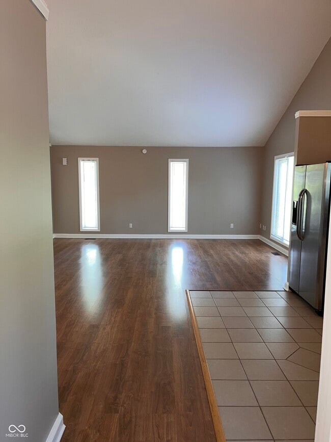 Building Photo - 945 Fox Hill Dr