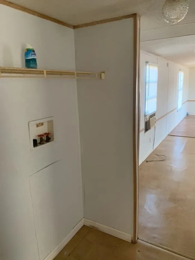 Building Photo - 3 Bedroom 2 bathroom