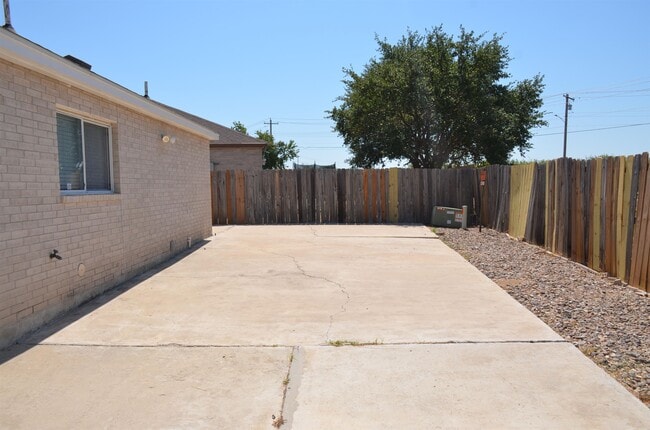 Building Photo - 520 Gandara Dr