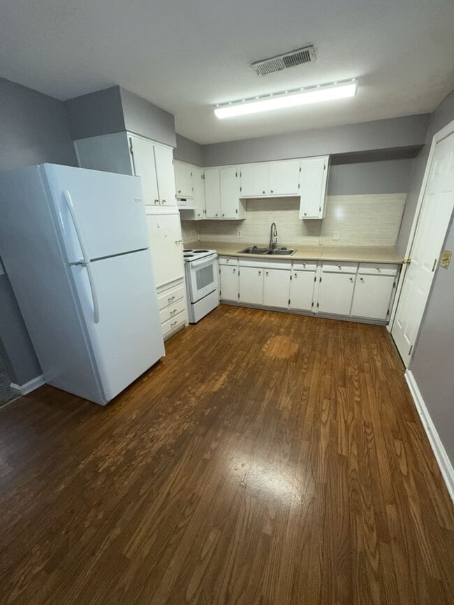 Building Photo - 4720 Wellborn Dr