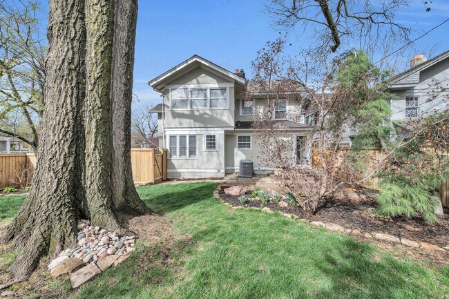Building Photo - Gorgeous East Crestwood Home