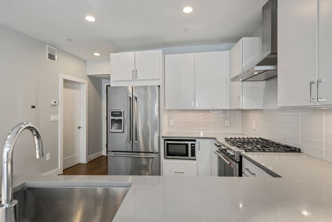 Building Photo - Professionally Managed // 2 bedroom 2 bathroom Modern Condo//  Adams Morgan// Parking Included!