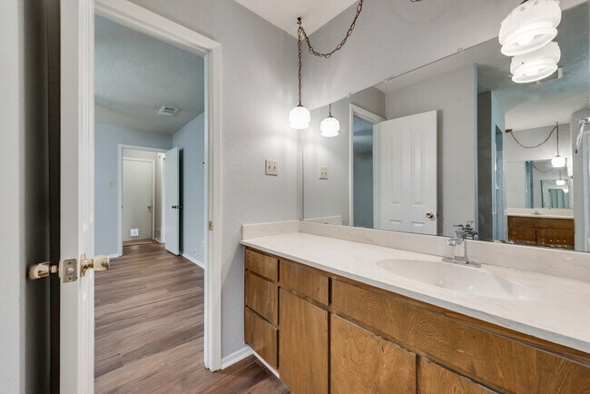 Building Photo - 1006 Walnut Pl