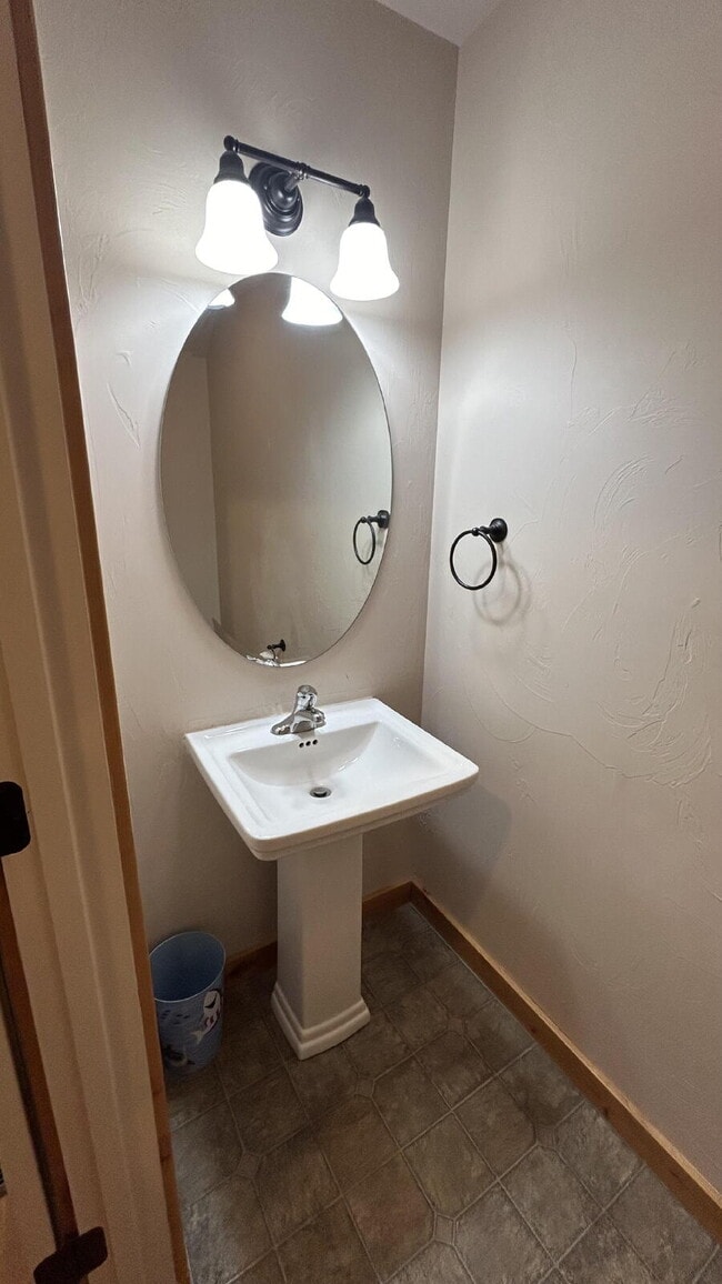 Building Photo - "Luxurious 3-Bed, 3-Bath Townhouse with Fi...