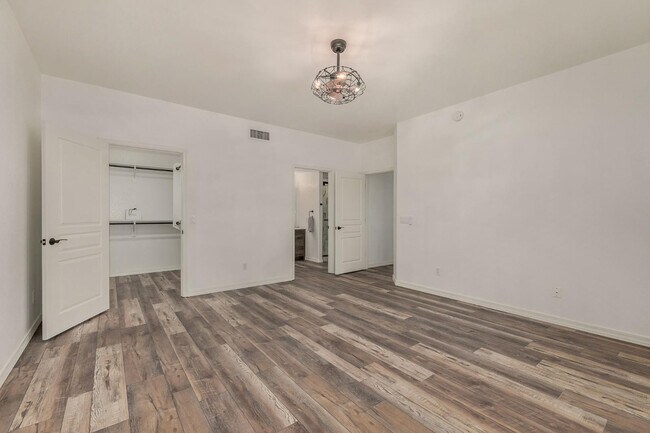 Building Photo - 15221 N Clubgate Dr