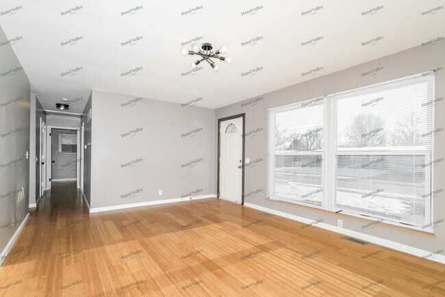 Building Photo - 695 Starlet Dr