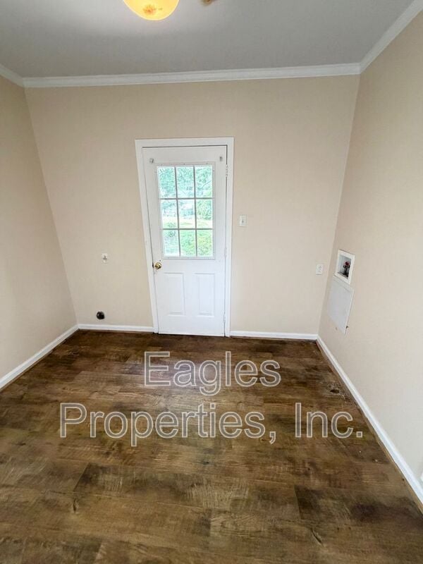 Building Photo - 605 S Oleander Ave