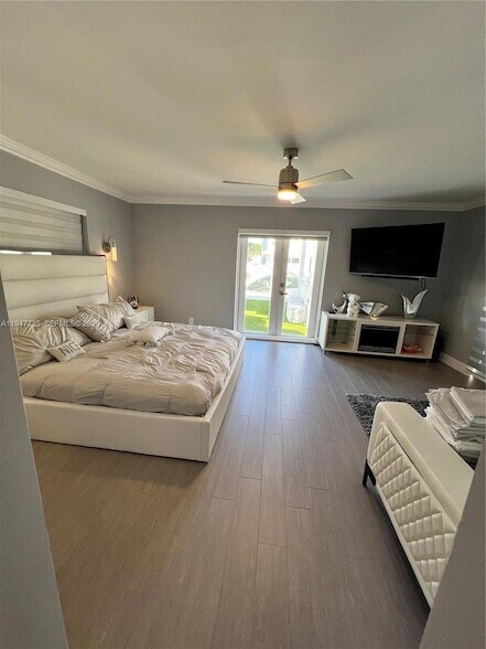 Building Photo - 5510 Bayview Dr