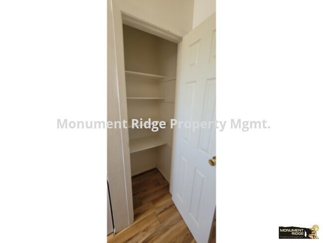 Building Photo - Available Now! Split-level 2 bed 1 bath Cl...