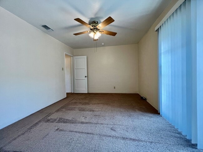Building Photo - Large 3 Bedroom 2 Bath Home