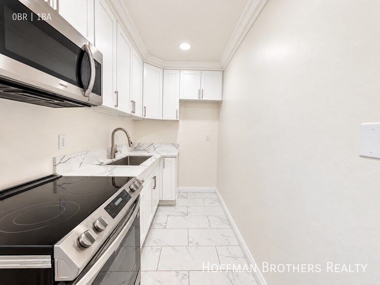 Building Photo - 14024 Oxnard St