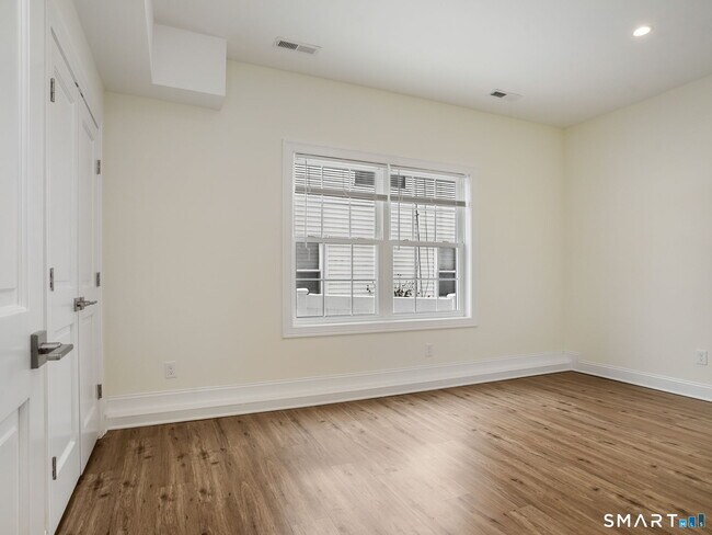 Building Photo - 6 Beacon Square