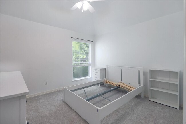 Building Photo - 2279 Fernspring Dr