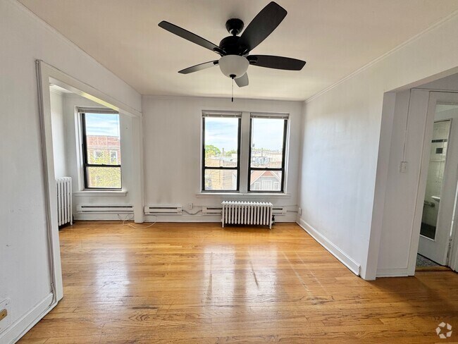 Building Photo - 3350 N Marshfield Ave