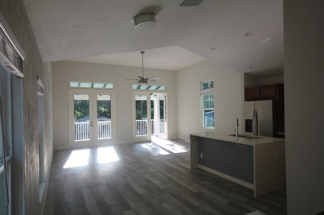 Building Photo - Luxury 4 Bed / 4 Bath Bungalow Cottage -- ...