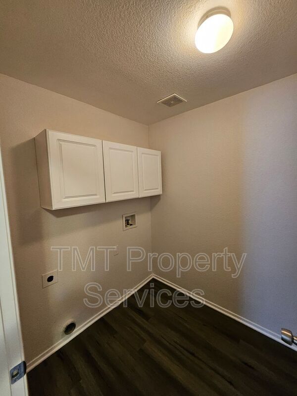 Building Photo - 3533 Des Moines Dr