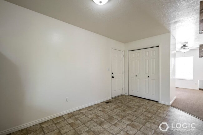 Building Photo - 934 E 500 N