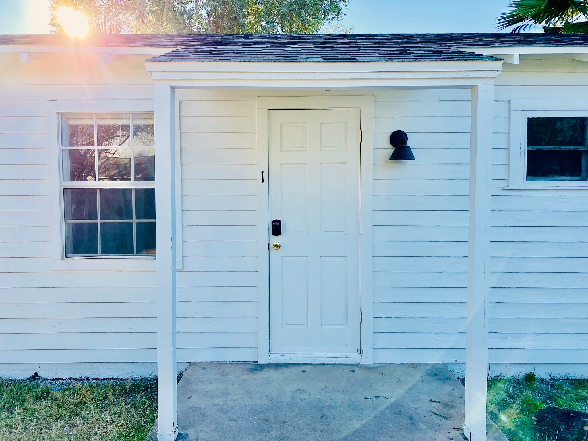 Building Photo - 1716 E Earll Dr