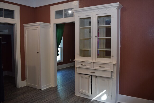 Building Photo - 815 6th Ave N