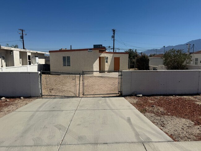 Building Photo - Desert View Apartments