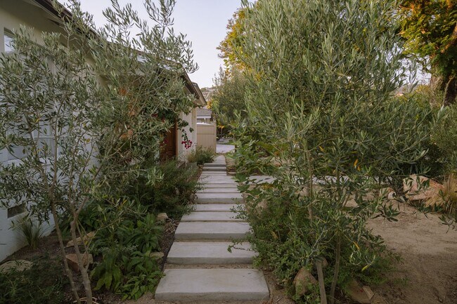 Building Photo - 3 Bedrooms + 2 Bathrooms | Midtown Ventura | Furnished or Unfurnished