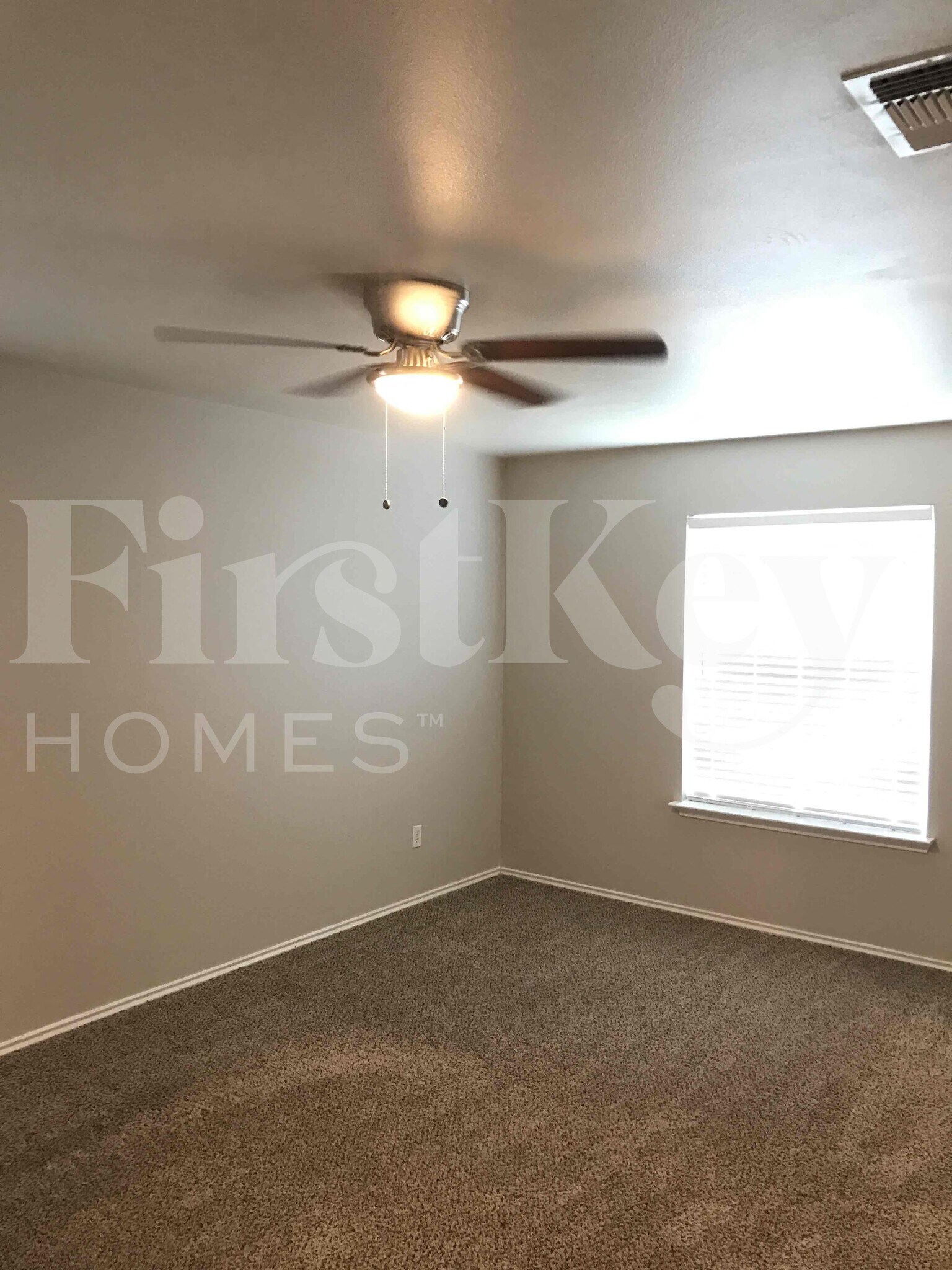 Building Photo - 10631 S Shaenridge