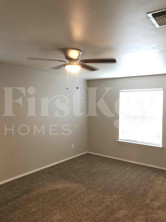Building Photo - 10631 S Shaenridge