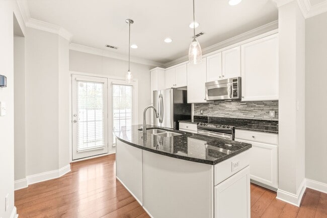 Building Photo - (Coming Soon) Newly Renovated Townhome Oas...