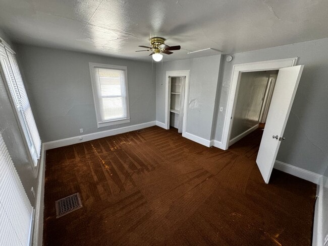 Building Photo - 2 bedroom house with garage!