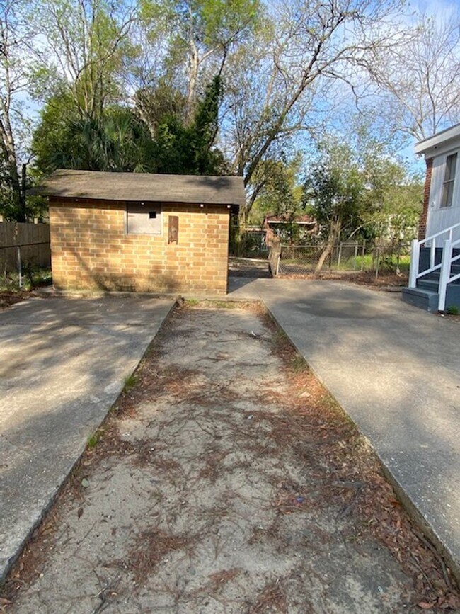 Building Photo - Located near Schools and Shopping. Ask about our "Move-In-Special".