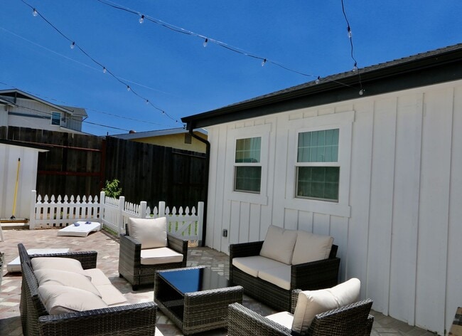 Building Photo - NEWLY Designed & Furnished Modern Farmhous...