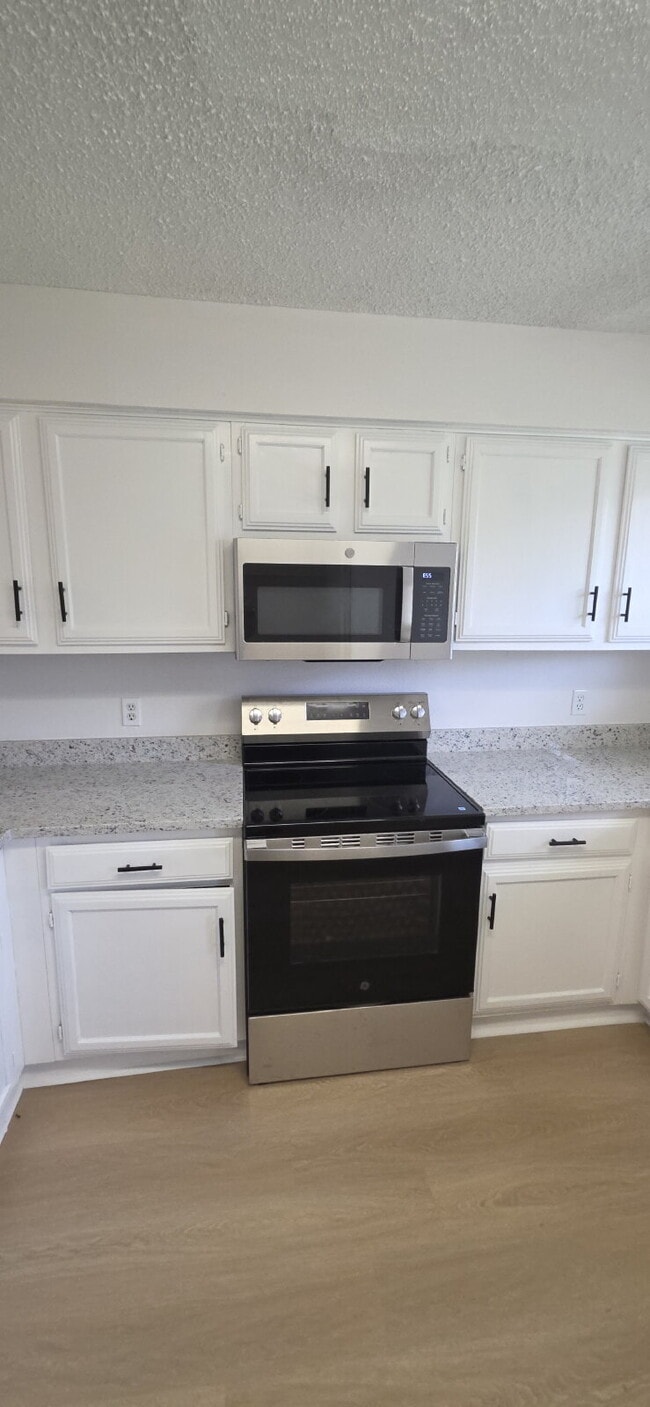 Building Photo - Beautifully remodeled first-floor condo with 2 bed & 2 bath