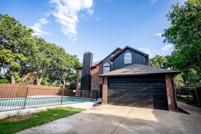 Building Photo - 7625 Shadow Wood Dr