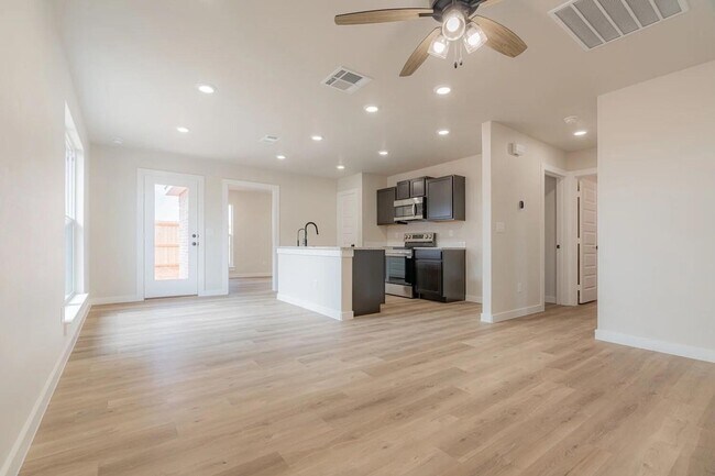 Building Photo - PRE-LEASING for JULY MOVE-IN - Charming 3 Bedroom Home