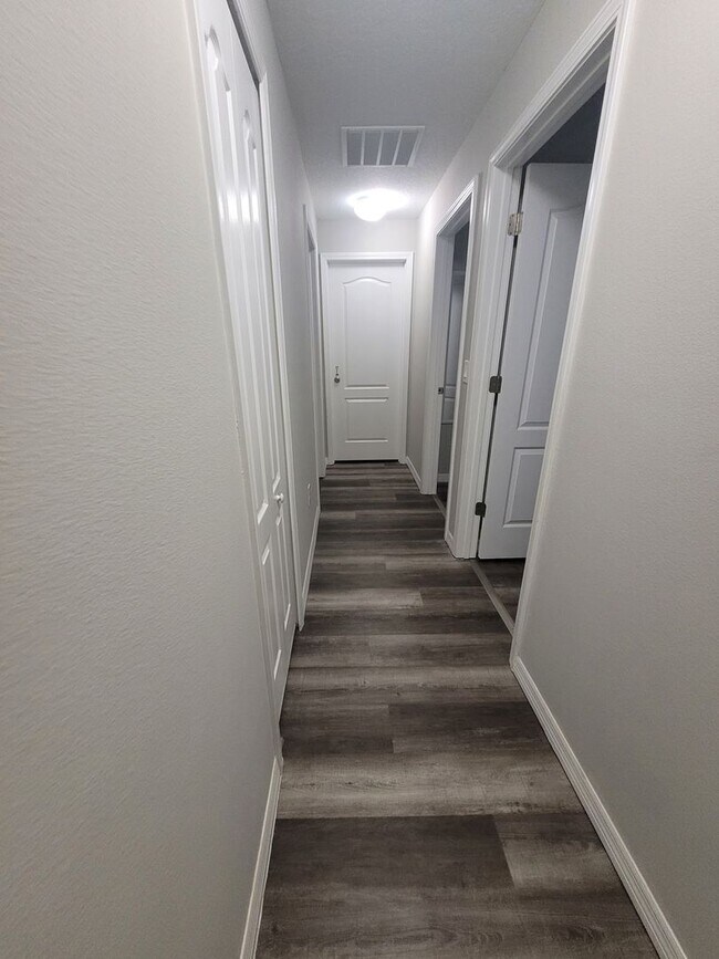 Building Photo - RENOVATED 4 bed 3 bath Completely FURNISHE...