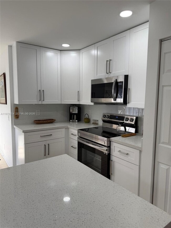 Building Photo - 2704 Pinewood Ct