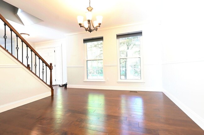 Building Photo - 5 Bed 3.5 Bath Chesterfield Charmer