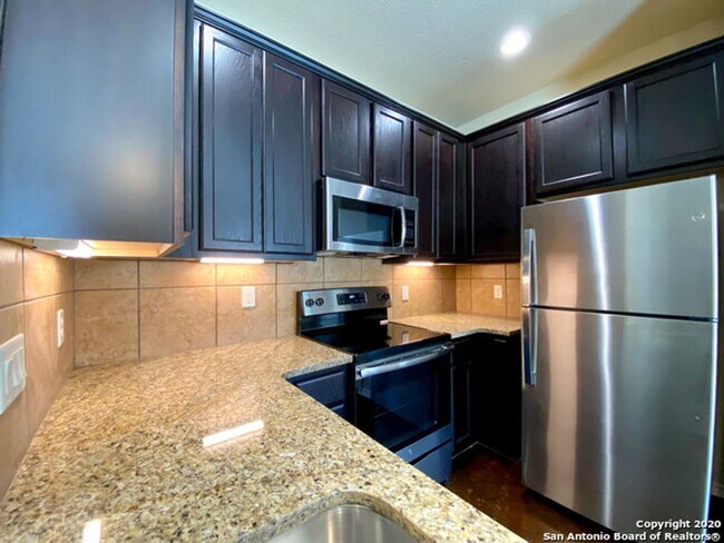 Building Photo - Luxury 3/2 Townhouse in Seguin, TX