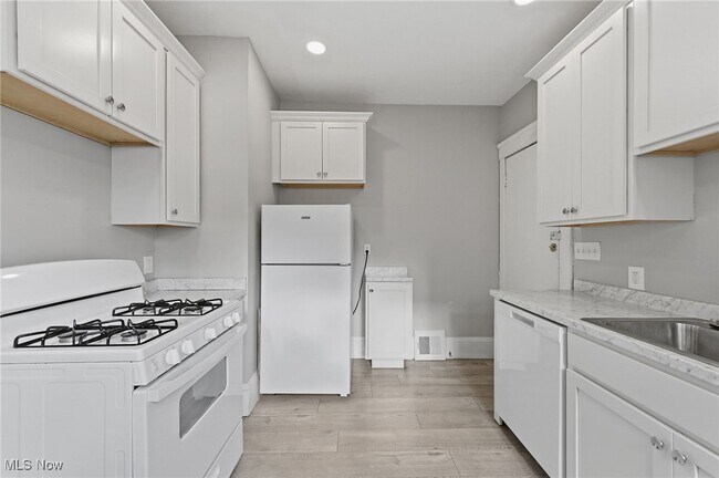 Building Photo - 1323 W 89th St