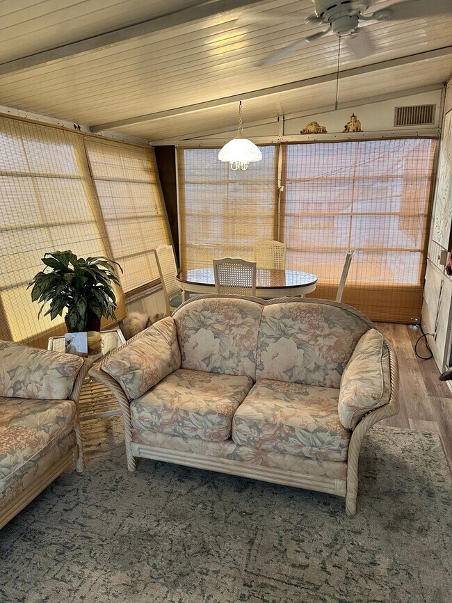 Building Photo - Spacious Home in peaceful Cul-de-sac